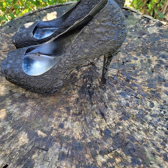 Vintage Women Black Detailed Designs High Heel Pumps By Vera Wang Size 6M/Women - Picture 6 of 10